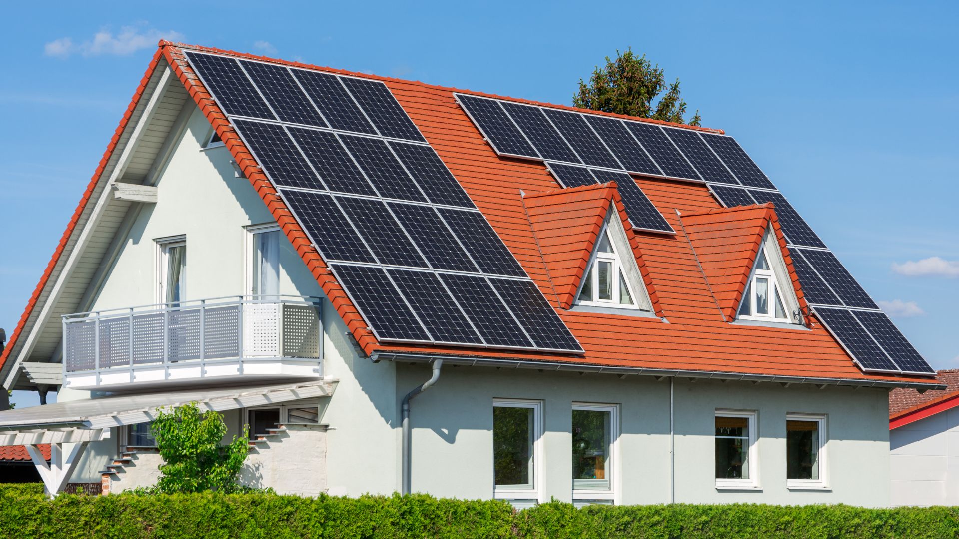 Is-it-normal-to-see-moisture-inside-my-solar-panels-2