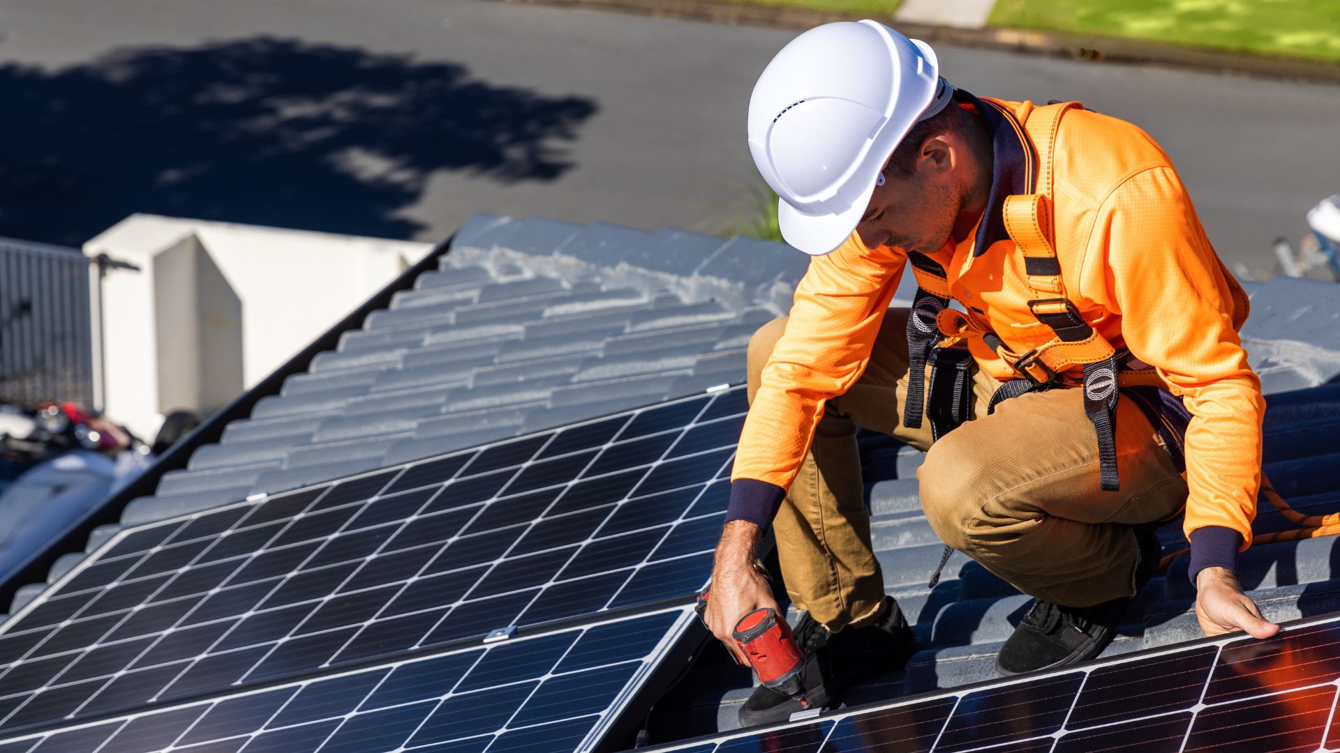 Can-We-Use-Solar-Panels-and-Electricity-at-the-Same-Time-4