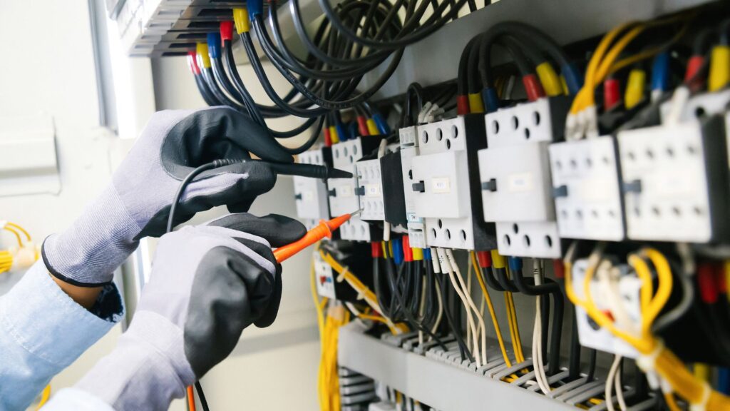 Can-We-Use-Solar-Panels-and-Electricity-at-the-Same-Time-3-1024x576