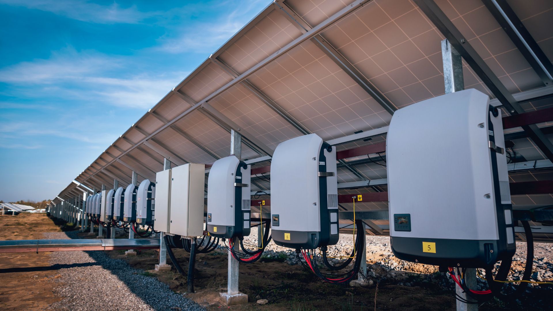 How to Connect Multiple Solar Inverters Together?