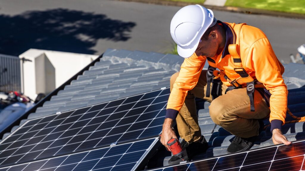 Can-We-Use-Solar-Panels-and-Electricity-at-the-Same-Time-4-1024x576